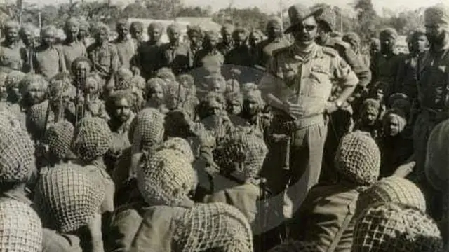 भारतीय सैनिकों को संबोधित करते हुए मेजर जनरल गंधर्व नागरा