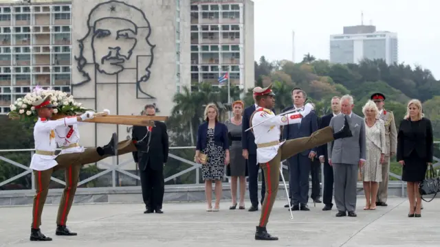 Почетный караул марширует