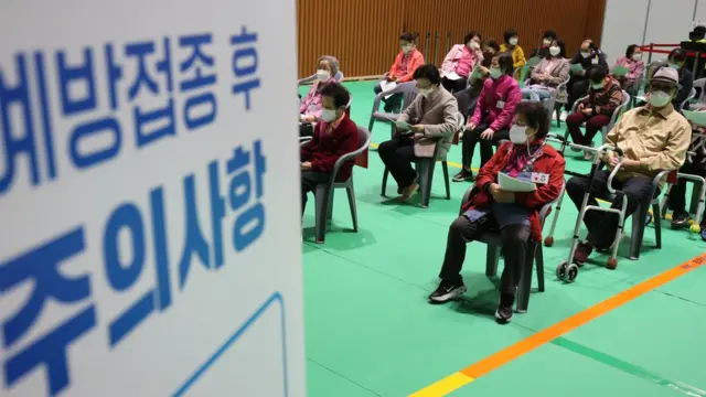 9일 오전 대전 유성구 예방접종세터에서 화이자 백신 접종을 맞은 어르신들이 이상징후 관찰구역에서 대기하고 있다