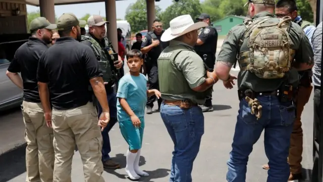 Un niño hace fila para abordar un bus escolar luego de un tiroteo en Uvalde, Texas