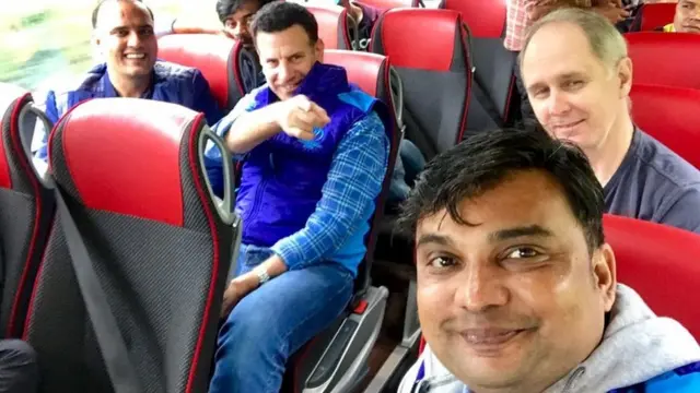 বাসে ক্র সদস্যদের সাথে সৌমেন গুহ