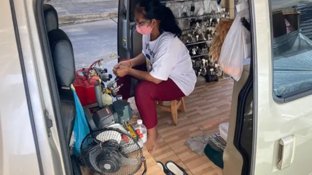 Nhiều người lao động thủ công hành nghề bằng ô tô riêng