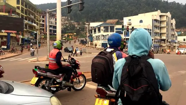Mu gitondo kuwa mbere tariki 08/02/2021 cyari kibuditsemo ibihu, muri Nyabugogo i Kigali abantu baranyuranwamo bajya mu twabo