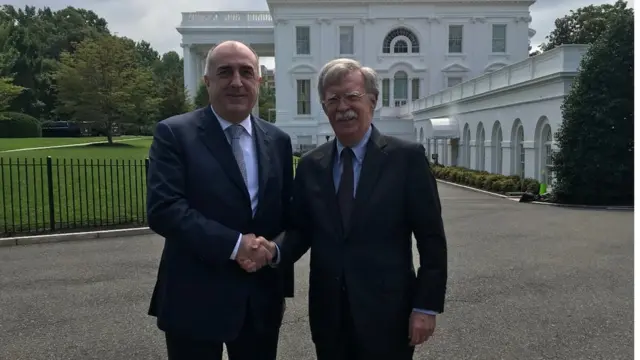 Министр иностранных дел Азербайджана жмет руку советнику Трампу Джону Болтону