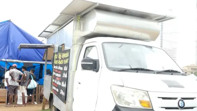 இலங்கை போராட்டக் களத்துக்கு டீசல் இல்லாமல் மின்சாரம் கிடைப்பது எப்படி?