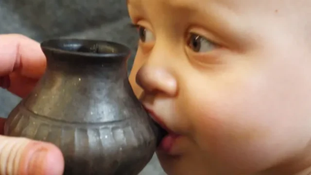 นมขวดยุคโบราณอาจเป็นนมแพะหรือนมวัว ใส่ภาชนะมีหูข้างเดียวให้ผู้ใหญ่จับเพื่อป้อนเด็ก