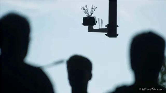 如果一个仁慈的政府在任何地方都安装监控摄像头,会让极权主义者在未来更容易统治国家。