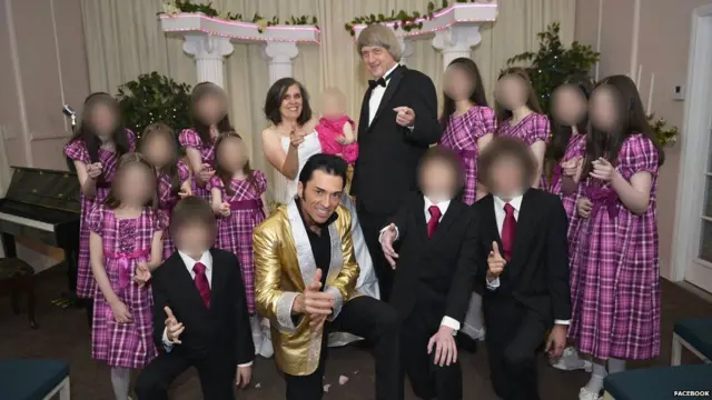 Семья Турпиных с двойником Элвиса Пресли