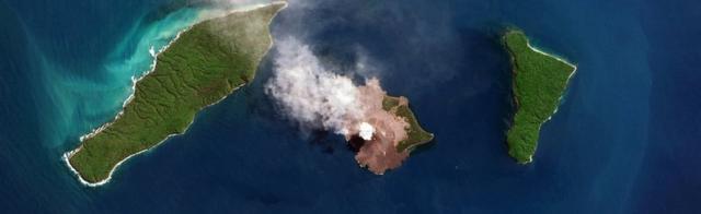 噴火するアナククラカタウ島の衛星写真（今年8月）
