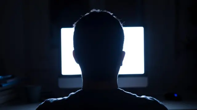 chico frente a una pantalla