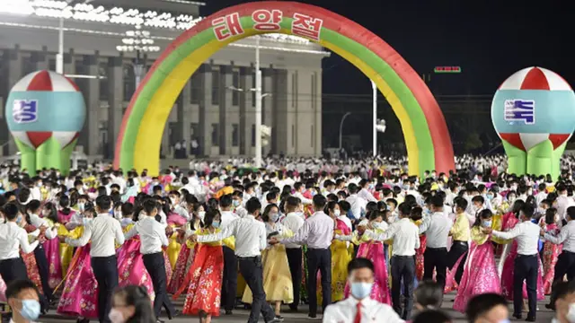 В Северной Корее с помпой отметили очередной День рождения Ким Ир Сена - правда, без социального дистанцирования, но в масках