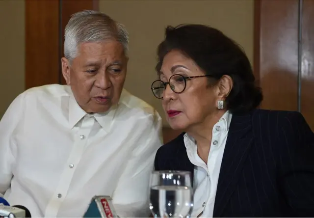 菲律宾前外交部长罗萨里奥（Albert del Rosario）与菲前大法官卡皮奥·莫拉莱斯（Conchita Carpio-Morales）