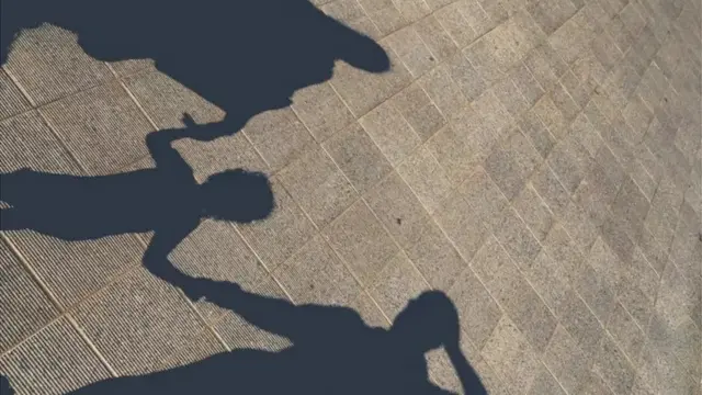 অনেক সময় সন্তানরাই বাবা কিংবা মা একা হয়ে গেলে বিয়ের বিরোধিতা করেন।