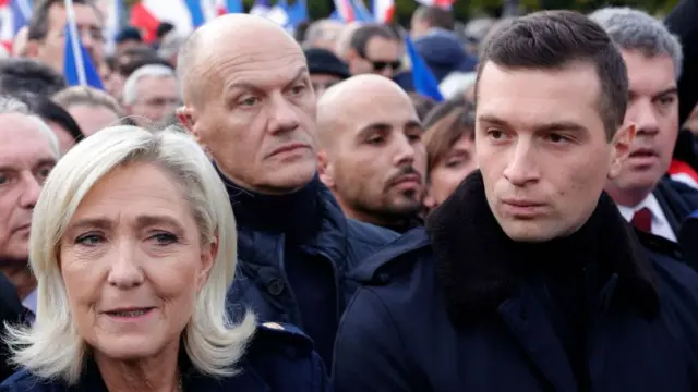 抗議デモに参加した極右政党「国民戦線」のマリーヌ・ル・ペン氏(左)とジョルダン・バルデラ党首(右。11月12日、パリ)