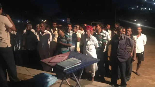 సాయంత్రం హాజరు తీసుకునేటప్పుడు ఖైదీలందరూ ఉండాలి