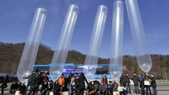 wanaharakati wakiandaa vobofi vya ujumbe wa Korea Kaskazini 2012
