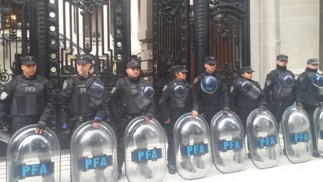 Policiais reforçam a segurança do Palácio San Martín