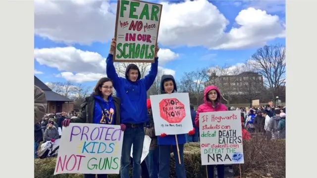 متظاهرون يحملون لافتات