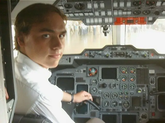 Carlos Bolsonaro em avião