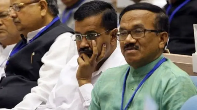 अरविंद केजरीवाल और लक्ष्मीकांत पारसेकर