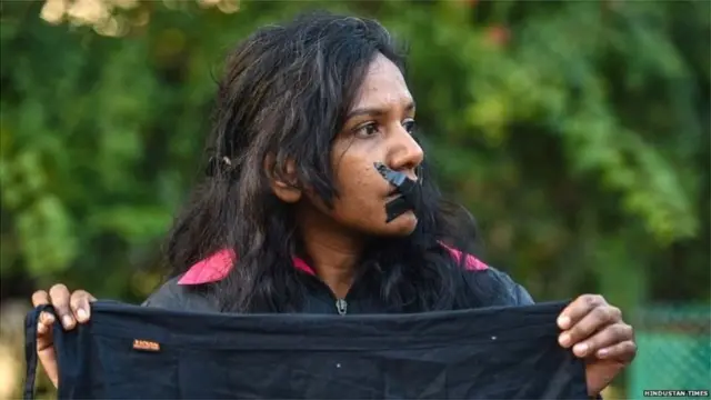 आंदोलन में शामिल लड़की