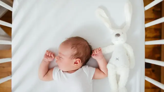 bebé durmiendo en la cuna