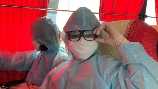 Khương Duy trên xe buýt về khu cách ly