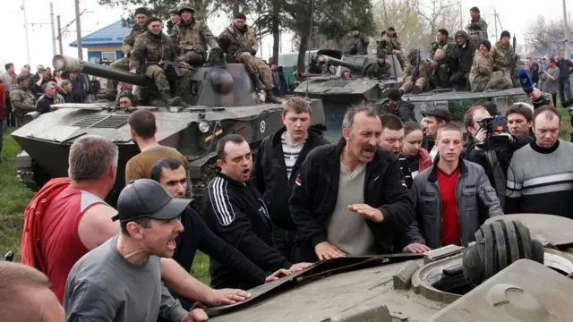 Заблокована під Краматорськом колона 25-ї бригади. Пізніше частина цієї техніки опиниться у руках сепаратистів