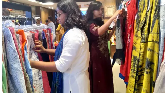 দেশীয় ফ্যাশনহাউজ আড়ং এ কেনাকাটা করছেন দুই তরুণী।