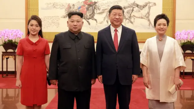 金正恩本年至今访华三次，图为他与夫人李雪主和习近平与夫人彭丽媛合照。