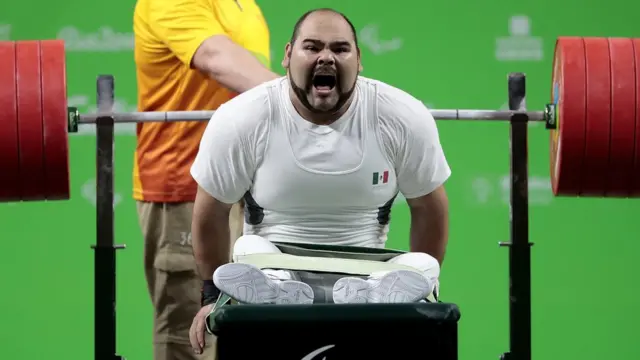 José de Jesús Castillo celebra su medalla de bronce
