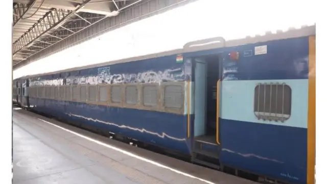 रेल आइसोलेशन कोच