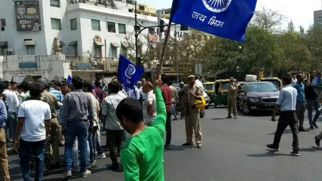 પ્રદર્શન કરનારા લોકો.