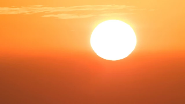 قرص الشمس ساطع وقد اكتست السماء باللونين الأحمر والبرتقالي