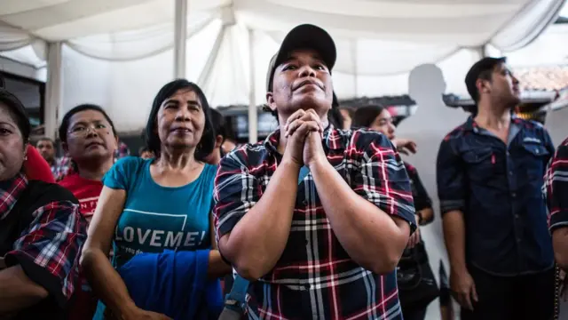 Pendukung Ahok berdoa saat mendengar pidato usai pengumuman hasil hitung cepat di Jakarta, 15 Februari 2017.