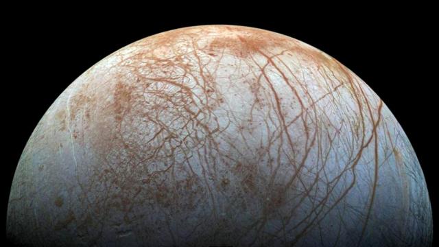 Европа, спутник Юпитера, - еще одно место в Солнечной системе, где велика вероятность найти жизнь