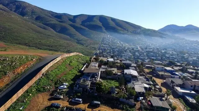 အမေရိကန်-မက္ကစီကို နယ်စပ် တလျှောက် အချို့နေရာတွေမှာ အရင်ကတည်းက တံတိုင်းကာရံထား