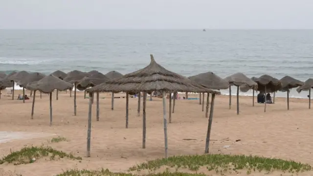 Des cabanes vides sur une plage tunisienne