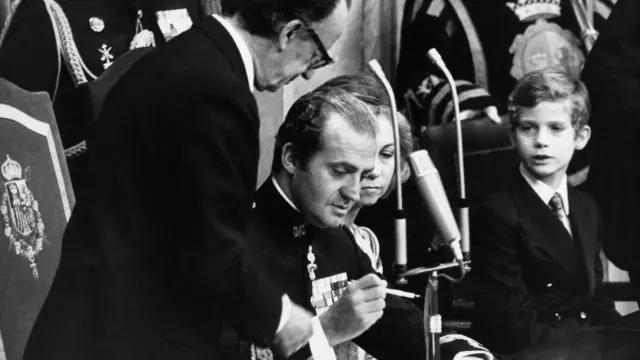 1978年，西班牙首都马德里，国王卡洛斯一世签署西班牙宪法，确认西班牙为民主国家。