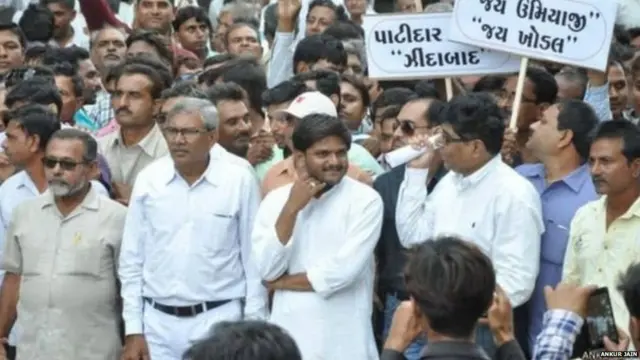 આંદોલનકારીઓ સાથે હાર્દિક પટેલ