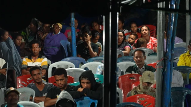 Keluarga dan tetangga menghadiri kedatangan jenazah di Pulau Adonara.