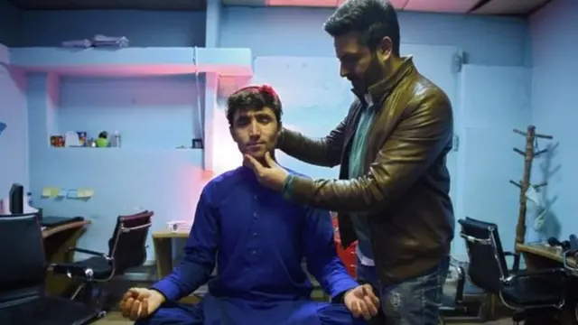 বাদাখশান প্রদেশে বিয়ের অনুষ্ঠানে গান করেন মি. মাফতুন।