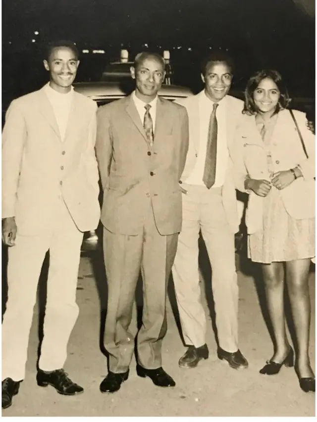 ኣብ ጸጋም ንየማን፡ ስዉእ ሰሎሞን፡ ኣቮካቶ በርሀ ምስጉን፡ ስዉእ ተኪኤ፡ ሕብረት ኣብ ኣዲስ ኣበባ - ኣብ ናይ ተኪኤ ጽንብል ምረቓ ዩኒቨርሲቲ (1970)