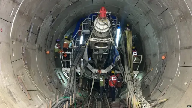 मेट्रो-3 टनेल बोअरिंग मशीन