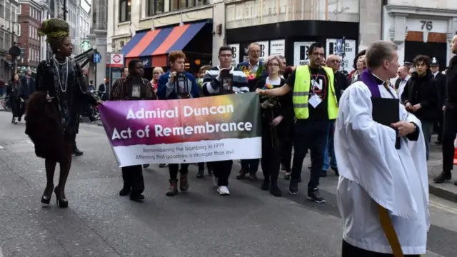 Un acte de commémoration est organisé dans les jardins de Sainte-Anne à l'occasion du 20e anniversaire du bombardement de clous par l'amiral Duncan