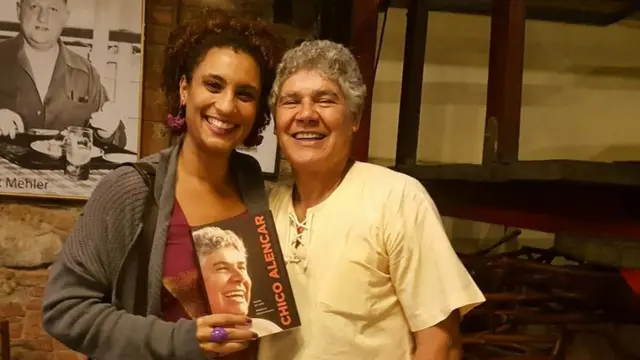 Marielle Franco com Chico Alencarbetx9foto publicadabetx94betx9abrilbetx92017 no Facebook da vereadora