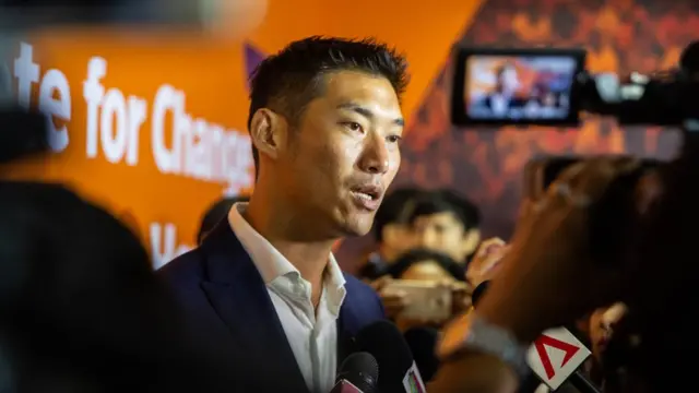 นายธนาธร จึงรุ่งเรืองกิจ หัวหน้าพรรคอนาคตใหม่