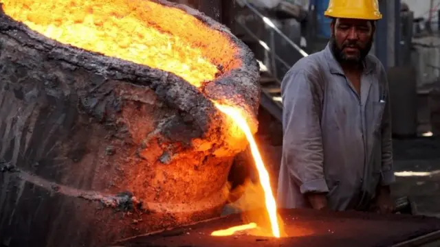 काहिरा की एक फैक्ट्री में एक कर्मचारी