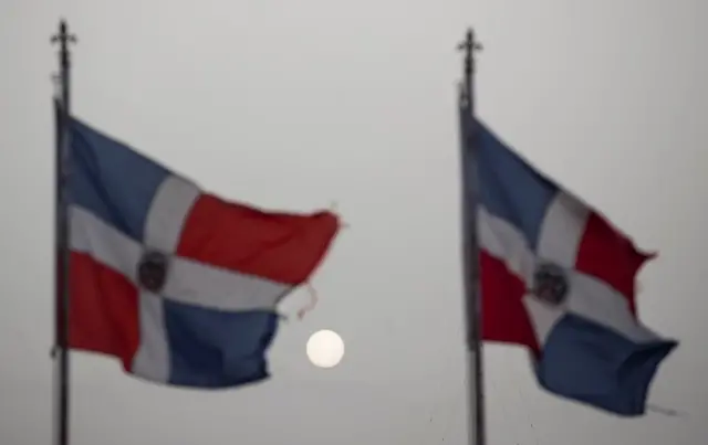 La nube de polvo por Santo Domingo