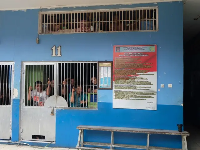 Di Rutan Bagansiapiapi, warga membuat empat tingkat dipan di dalam sel